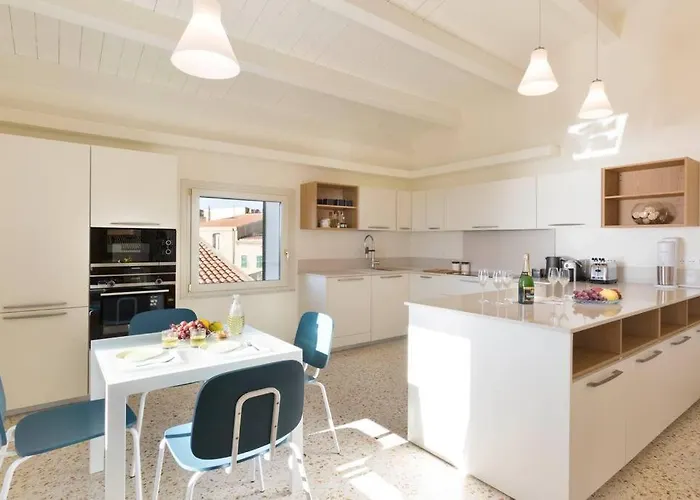 Centro Storico, Esclusivo, 4' Piano Senza Ascensore, Auto E Posto Auto Su Richiesta *